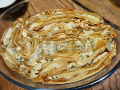 Blynai su karamelizuota kriauše ir dorblu padažu pagrindine nuotrauka