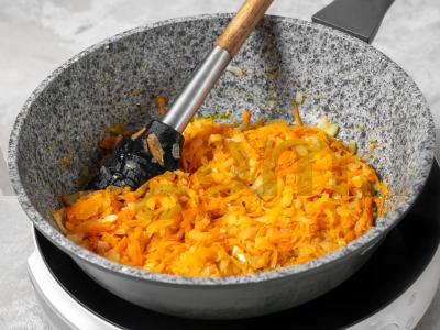 Įdaryti pipirai su ryžiais ir daržovėmis orkaitėje Žingsnis 1