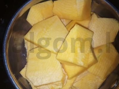 Moliūgų keksiukai su svogūnais Žingsnis 1