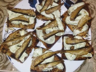 Sumuštiniai su šprotų, lydytu sūriu ir česnaku Žingsnis 5