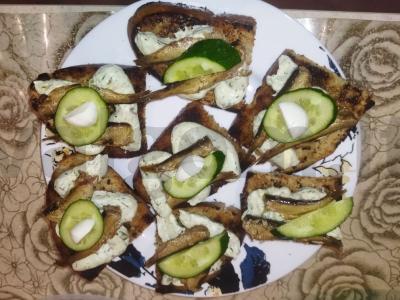 Sumuštiniai su šprotų, lydytu sūriu ir česnaku Žingsnis 6