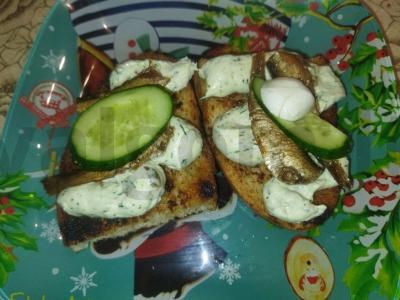 Sumuštiniai su šprotų, lydytu sūriu ir česnaku pagrindine nuotrauka