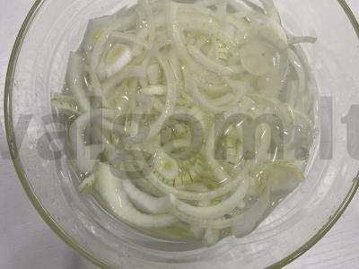 Keptų baklažanų ir marinuotų svogūnų salotas Žingsnis 2