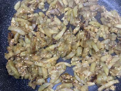 Keptų baklažanų ir marinuotų svogūnų salotas Žingsnis 3