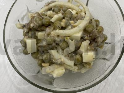 Keptų baklažanų ir marinuotų svogūnų salotas pagrindine nuotrauka