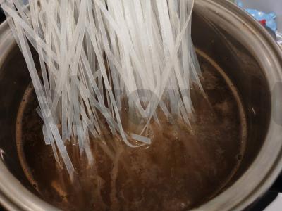 Namų „Pho Bo“ sriuba su ryžių makaronais Žingsnis 5