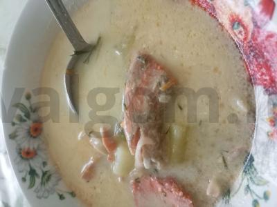 Grietininė žuvienė iš raudonos žuvies su kalmarais pagrindine nuotrauka