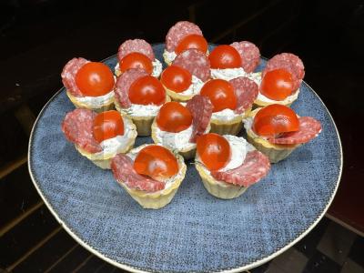 Sūrio ir dešros užkandžių taurėlės pagrindine nuotrauka