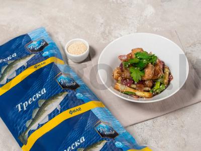 Azijietiška imbiero žuvis su žaliu svogūnu pagrindine nuotrauka