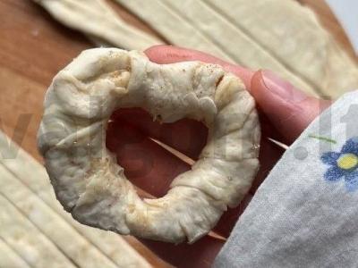 Obuolių žiedai sluoksniuotame tešloje Žingsnis 11