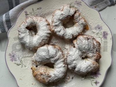 Obuolių žiedai sluoksniuotame tešloje pagrindine nuotrauka