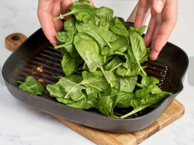 Sumuštinis su vištiena, špinatais ir jogurto padažu Žingsnis 4