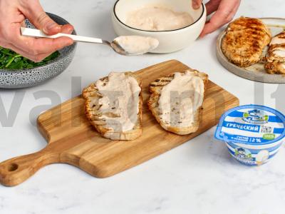 Sumuštinis su vištiena, špinatais ir jogurto padažu Žingsnis 7