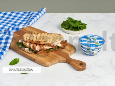 Sumuštinis su vištiena, špinatais ir jogurto padažu pagrindine nuotrauka