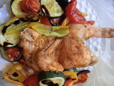 Marinuota vištiena, kepta su daržovėmis pagrindine nuotrauka