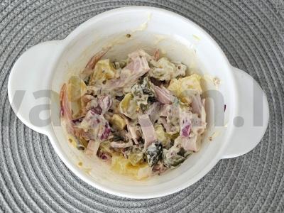 Salotas su karbonaidu ir grūdėta garstyčia pagrindine nuotrauka