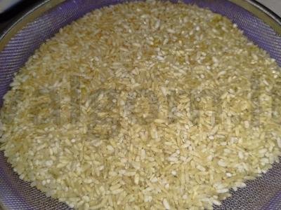 Rudųjų ryžių plovas su kiauliena lėtoje viryklėje Žingsnis 1