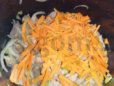 Rudųjų ryžių plovas su kiauliena lėtoje viryklėje Žingsnis 3