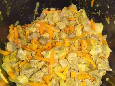 Rudųjų ryžių plovas su kiauliena lėtoje viryklėje Žingsnis 4