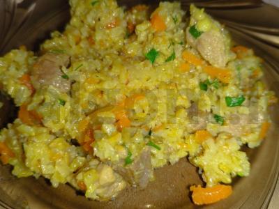 Rudųjų ryžių plovas su kiauliena lėtoje viryklėje pagrindine nuotrauka