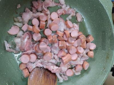 Spagečiai su dešrelėmis ir šonine grietinėlės padaže Žingsnis 1