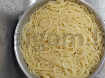 Spagečiai su dešrelėmis ir šonine grietinėlės padaže Žingsnis 3