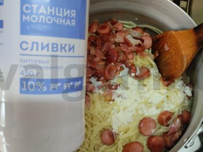 Spagečiai su dešrelėmis ir šonine grietinėlės padaže Žingsnis 4