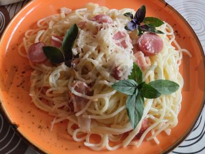 Spagečiai su dešrelėmis ir šonine grietinėlės padaže pagrindine nuotrauka