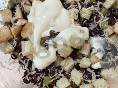 Salotas su pupelėmis ir marinuotais agurkais Žingsnis 7