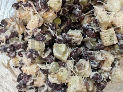 Salotas su pupelėmis ir marinuotais agurkais pagrindine nuotrauka