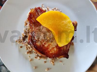 Keptas kiaulienos steikas su moliūgu ir grikių koše pagrindine nuotrauka