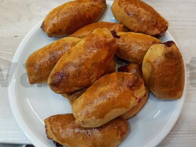 Vaisių pyragėliai su vyšniomis pagrindine nuotrauka