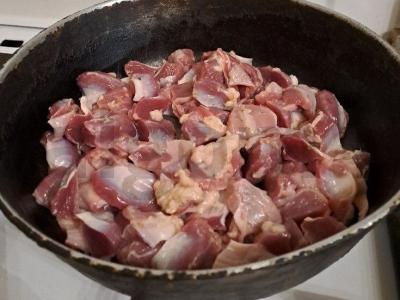 Vištienos skrandžiai su daržovėmis ir žolelėmis Žingsnis 3