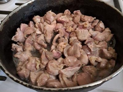 Vištienos skrandžiai su daržovėmis ir žolelėmis Žingsnis 4