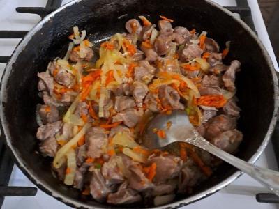 Vištienos skrandžiai su daržovėmis ir žolelėmis Žingsnis 8