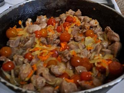 Vištienos skrandžiai su daržovėmis ir žolelėmis Žingsnis 10