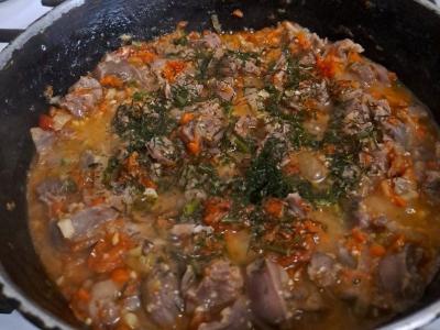 Vištienos skrandžiai su daržovėmis ir žolelėmis Žingsnis 14