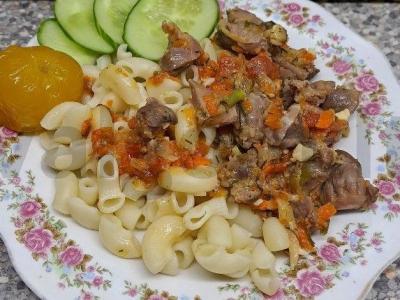 Vištienos skrandžiai su daržovėmis ir žolelėmis pagrindine nuotrauka