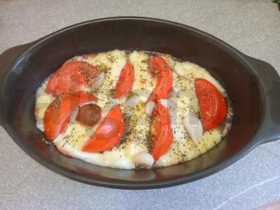 Keptas suluguni su pomidorais, česnaku ir itališkais prieskoniais pagrindine nuotrauka