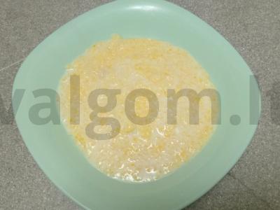 Kukurūzų košė su kokosų aliejumi, džiovintomis spanguolėmis, graikiniais riešutais ir medumi Žingsnis 3