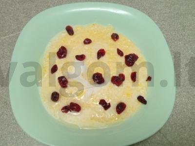 Kukurūzų košė su kokosų aliejumi, džiovintomis spanguolėmis, graikiniais riešutais ir medumi Žingsnis 5