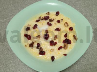 Kukurūzų košė su kokosų aliejumi, džiovintomis spanguolėmis, graikiniais riešutais ir medumi Žingsnis 6