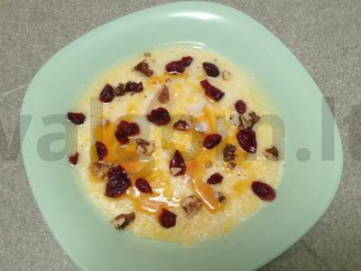 Kukurūzų košė su kokosų aliejumi, džiovintomis spanguolėmis, graikiniais riešutais ir medumi Žingsnis 7