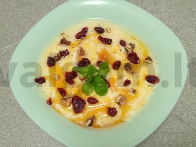 Kukurūzų košė su kokosų aliejumi, džiovintomis spanguolėmis, graikiniais riešutais ir medumi pagrindine nuotrauka