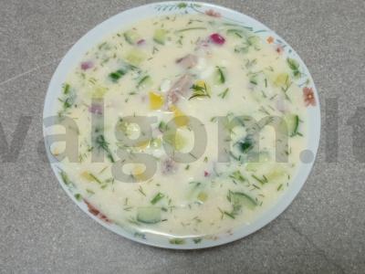 Okroška su šonine ir raudonuoju svogūnu ant kvass pagrindine nuotrauka