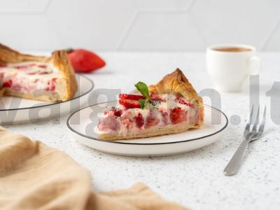 Keksiukas su braškėmis pagrindine nuotrauka