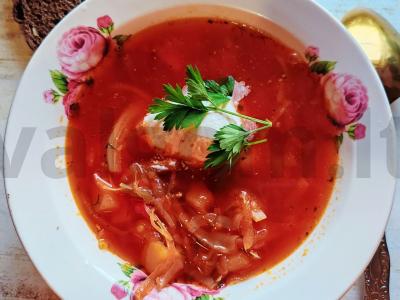 Borsčas su burokėliais ir šviežiais pomidorais pagrindine nuotrauka