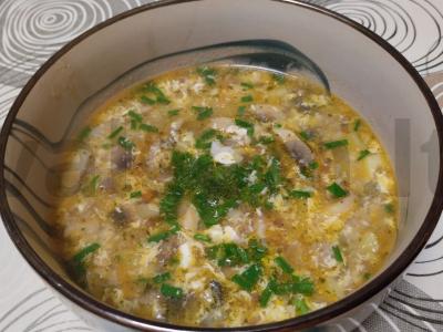 Grikių sriuba su grybais ir kiaušiniu pagrindine nuotrauka