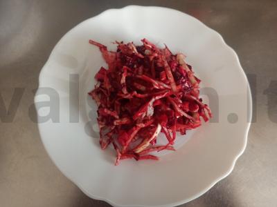 Salotas su kiaušiniu ir daržovėmis pagrindine nuotrauka