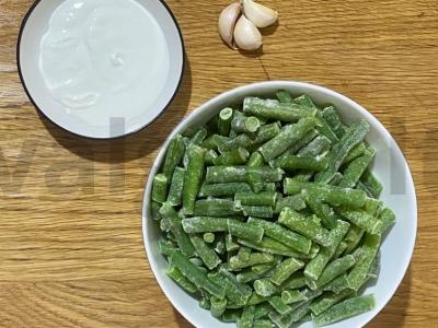 Kepta žirninė pupelė grietinės ir česnako padaže Žingsnis 1